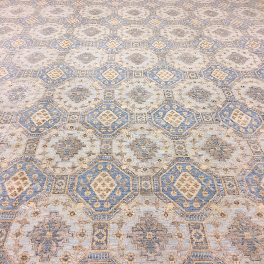 Hand knotted luxury rug. 10'x14'